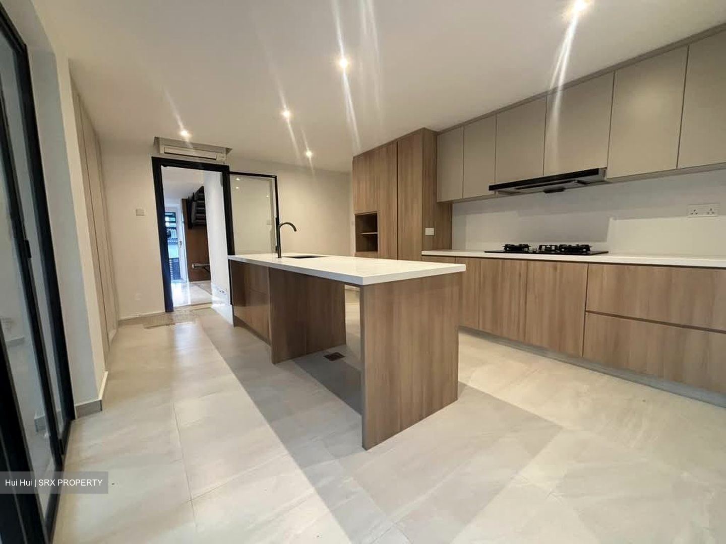 Sixth Avenue (D10), Terrace #549973941